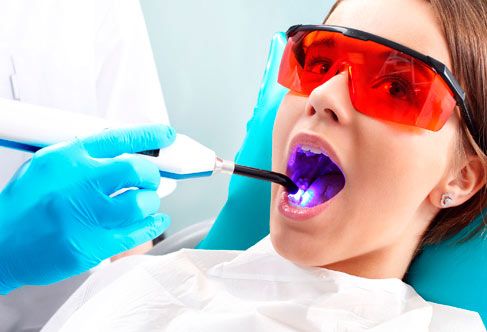 Prótesis Dental Dentic joven en consulta odontológica