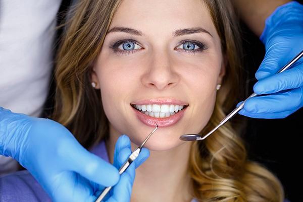 Prótesis Dental Dentic mujer con odontólogo 
