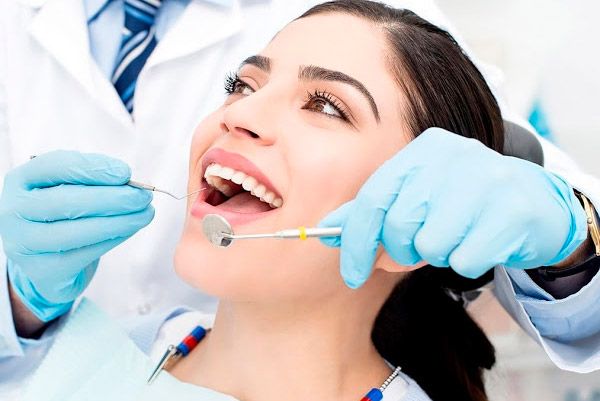 Prótesis Dental Dentic mujer en consulta
